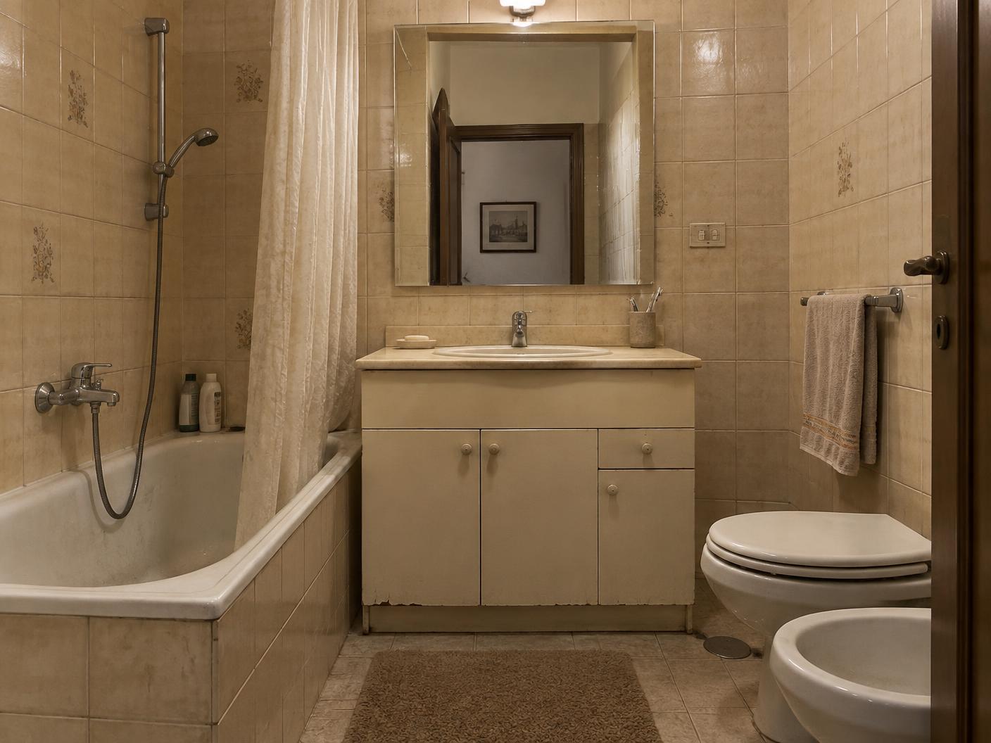 Concept bagno prima della ristrutturazione con finiture datate